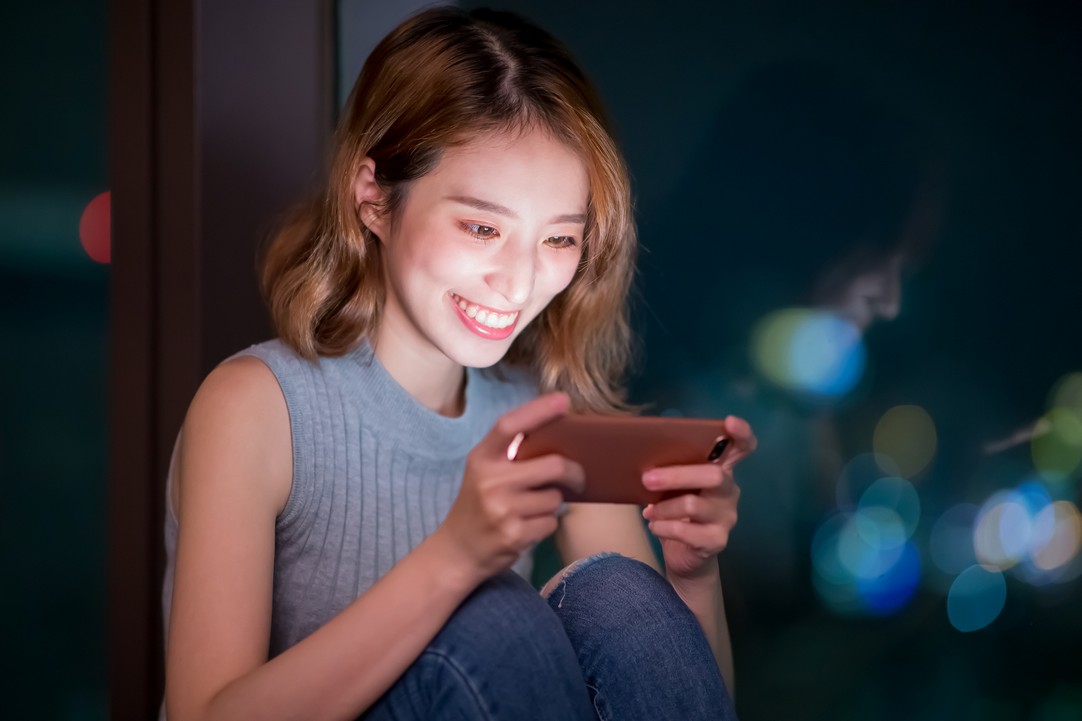 小心選用app 現在有許多APP，可以在晚上9點以後，自動轉換成偏紅光的光線，大家可以藉此避免吸收額外藍光。另外還可以調整電子產品的亮度，讓進光量調到最低，但是於上床前，還是建議不要在黑暗的環境下玩手機了，直接從根本上避免手機對人體造成的危害。